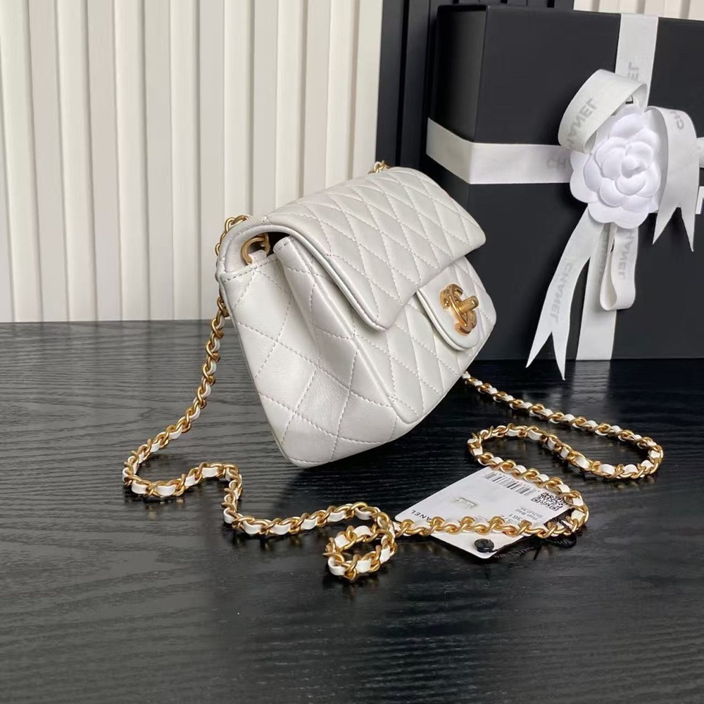 Chanel White Quilted Leather Classic Flap Bag with Gold Chain - Picture 4 of 7